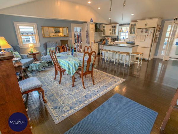 Cape Cod Home 995255