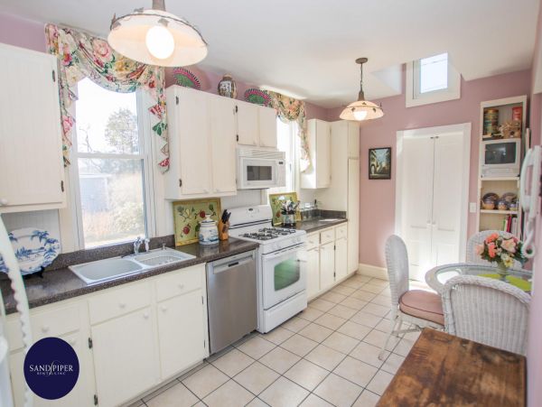 Cape Cod Home 995256