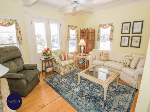Cape Cod Home 995256