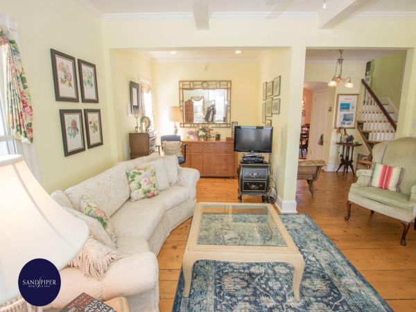 Cape Cod Home 995256