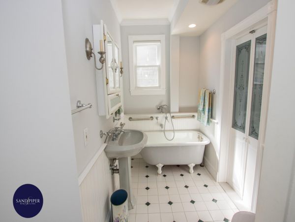 Cape Cod Home 995256