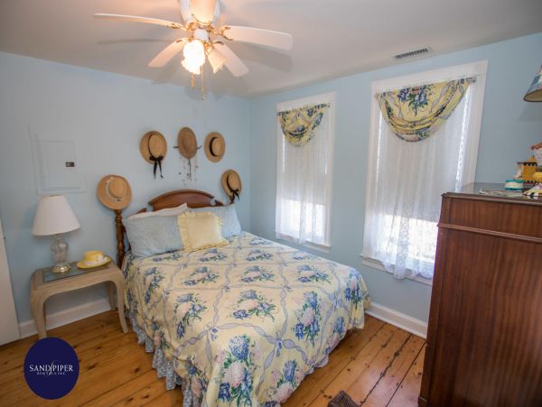 Cape Cod Home 995256