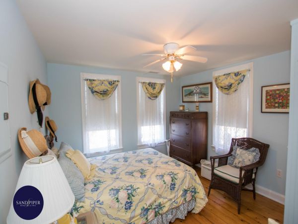 Cape Cod Home 995256