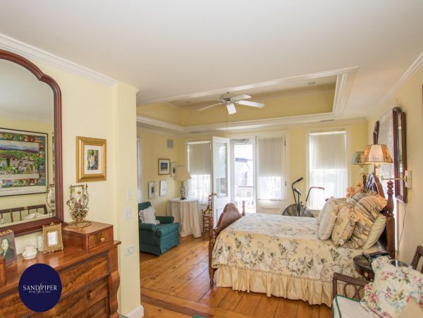 Cape Cod Home 995256