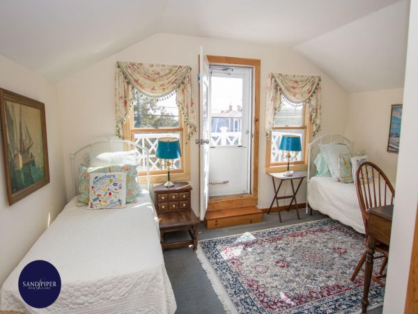 Cape Cod Home 995256