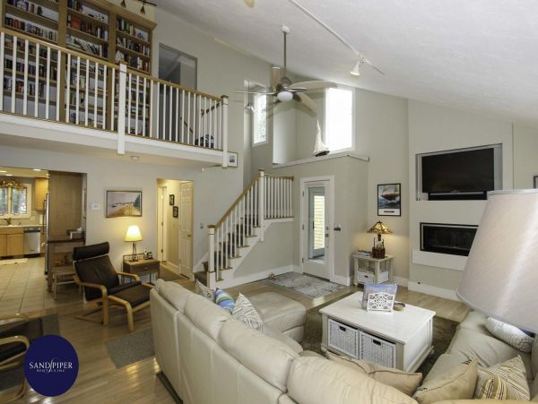 Cape Cod Home 995258