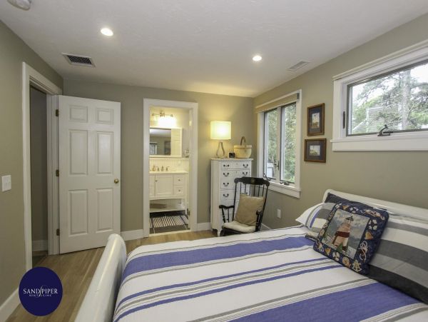 Cape Cod Home 995258