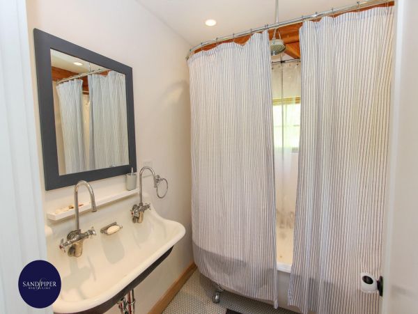 Cape Cod Home 995260