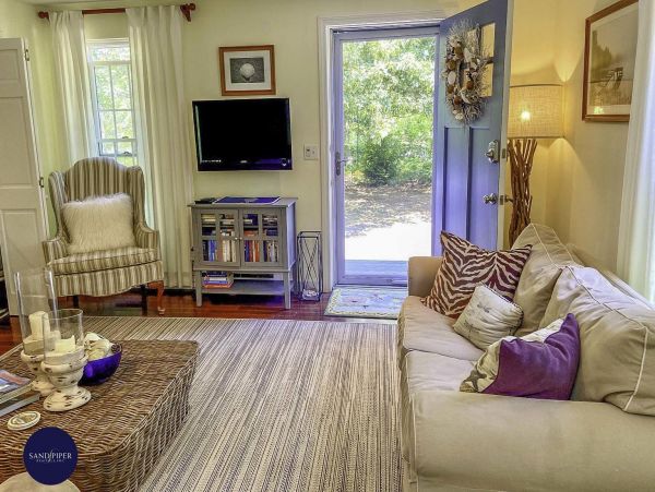 Cape Cod Home 995261