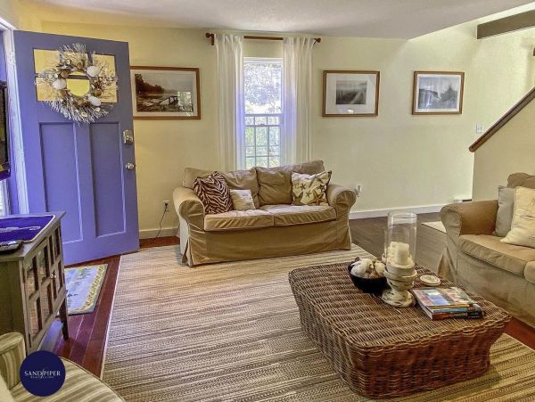Cape Cod Home 995261