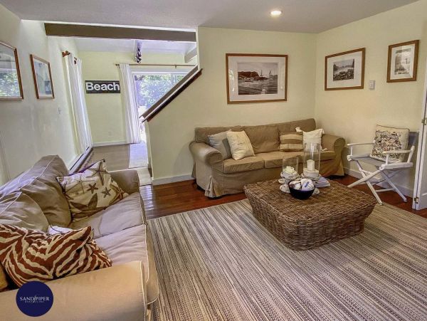 Cape Cod Home 995261