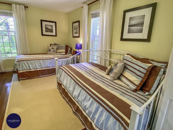 Cape Cod Home 995261