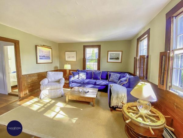 Cape Cod Home 995263