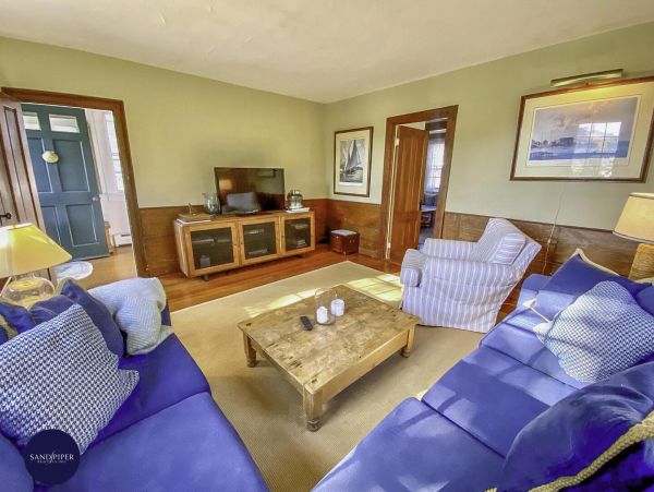 Cape Cod Home 995263