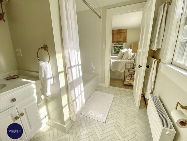 Cape Cod Home 995263