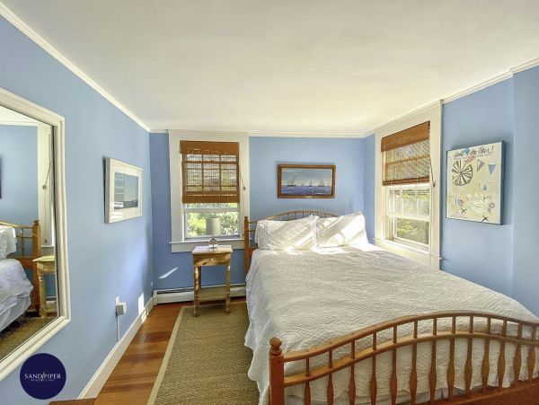 Cape Cod Home 995263