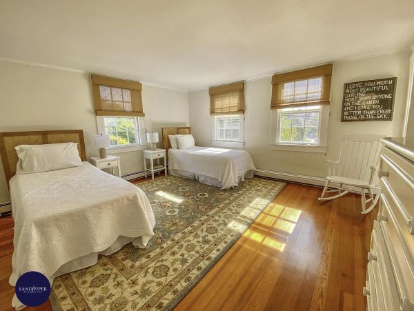 Cape Cod Home 995263