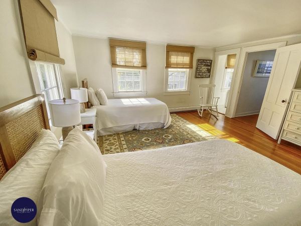 Cape Cod Home 995263
