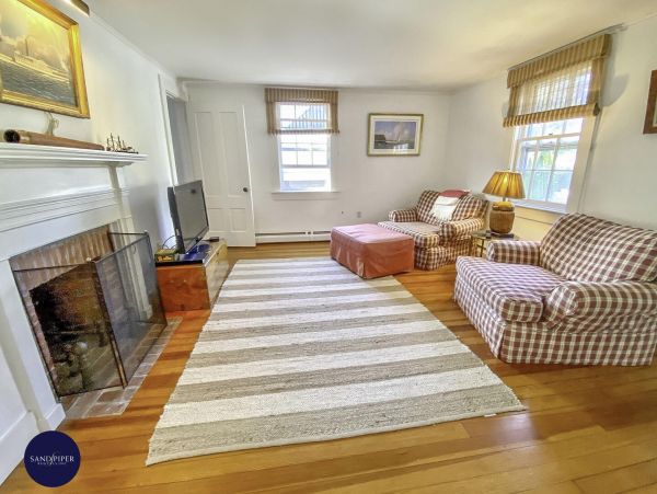 Cape Cod Home 995263