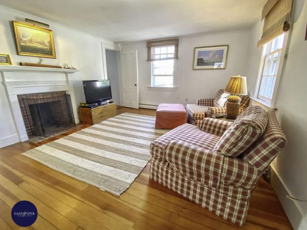 Cape Cod Home 995263