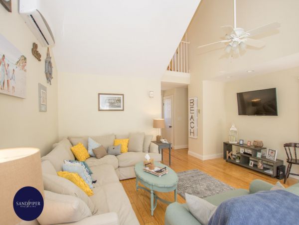Cape Cod Home 995265