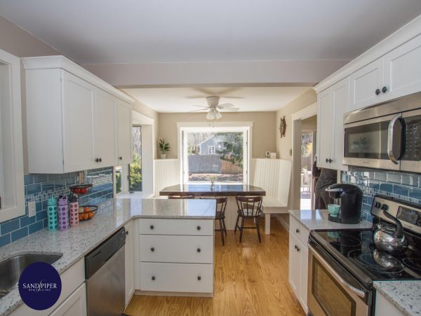 Cape Cod Home 995265