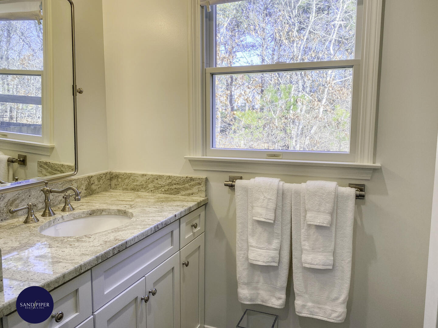 Cape Cod Home 995266