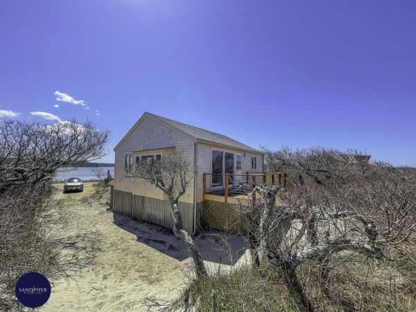 Cape Cod Home 995272