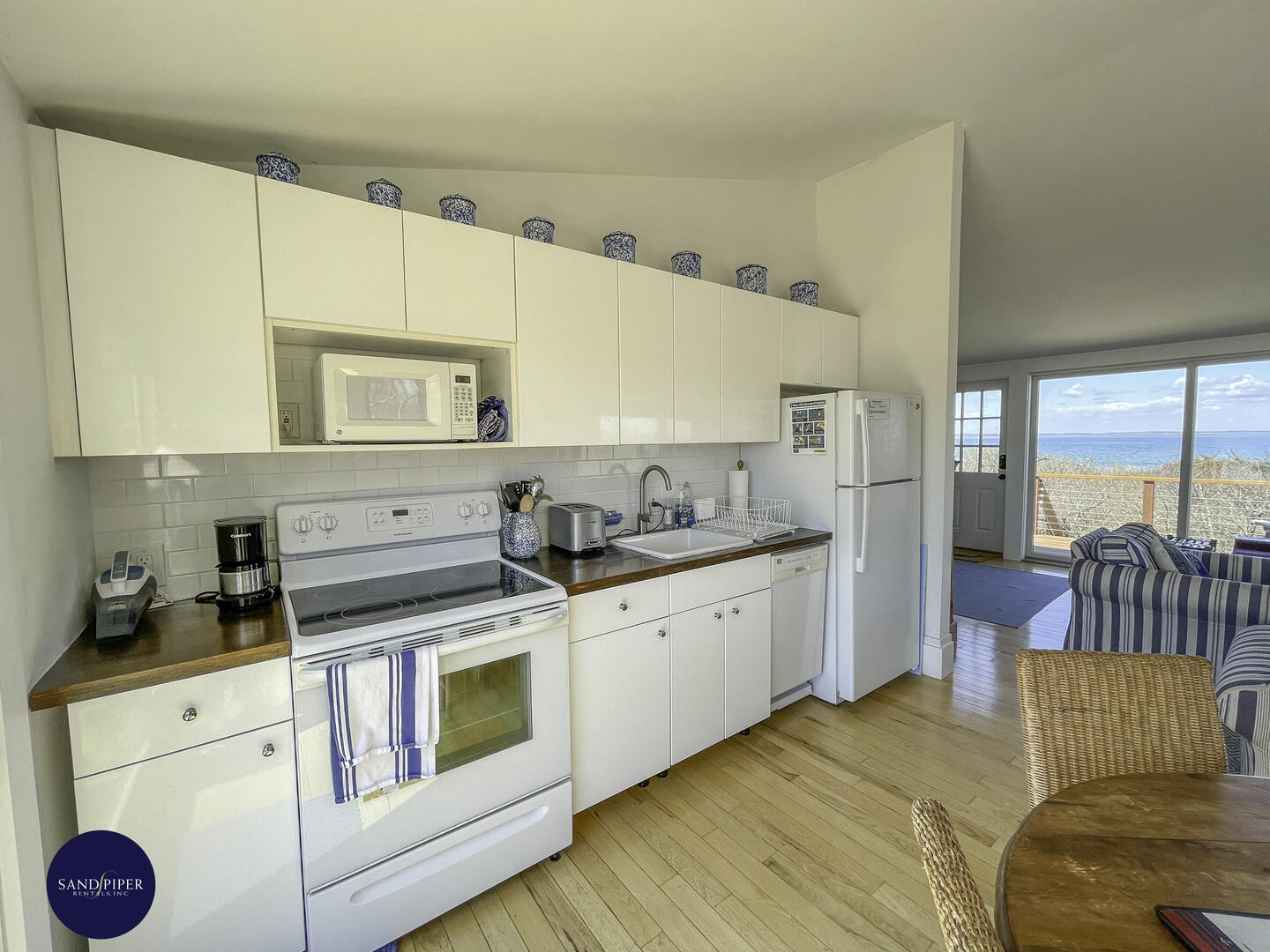 Cape Cod Home 995272