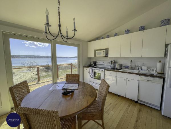 Cape Cod Home 995272