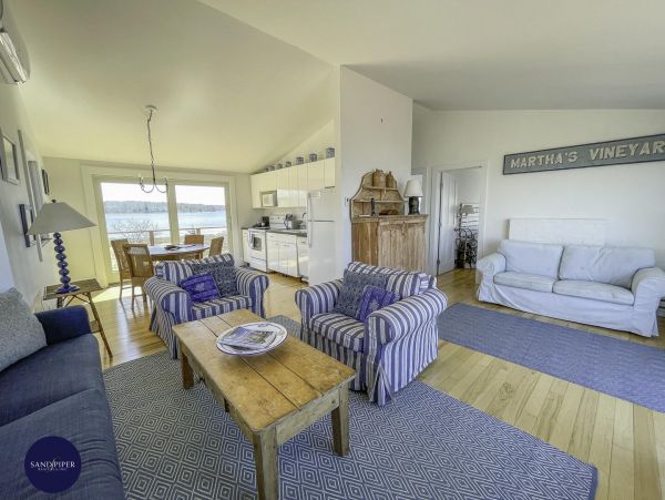 Cape Cod Home 995272