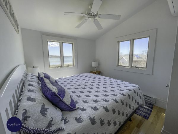 Cape Cod Home 995272