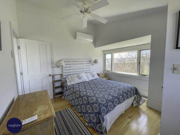 Cape Cod Home 995272