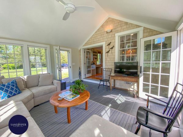 Cape Cod Home 995273