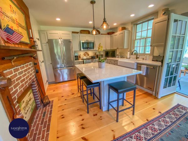 Cape Cod Home 995273