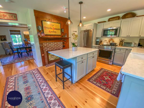 Cape Cod Home 995273