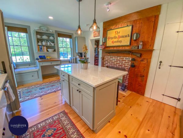 Cape Cod Home 995273