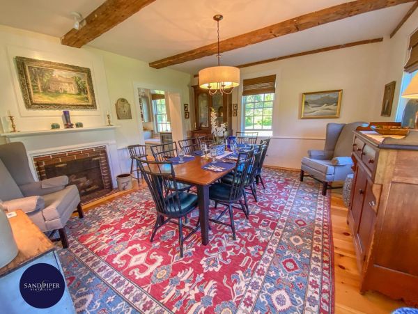 Cape Cod Home 995273