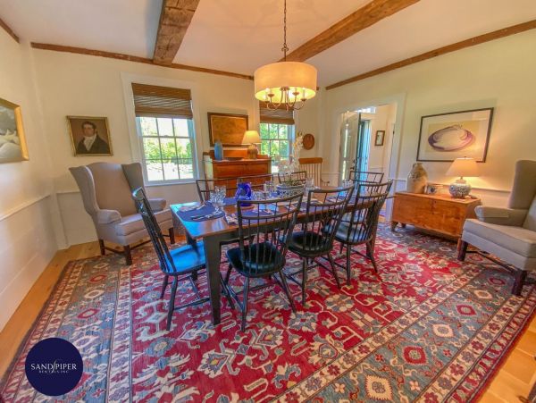 Cape Cod Home 995273