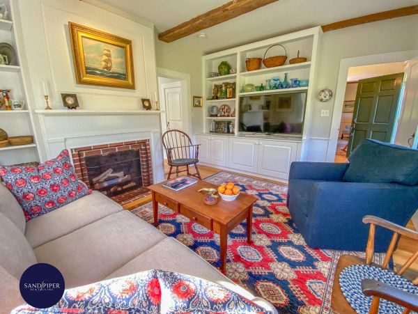 Cape Cod Home 995273