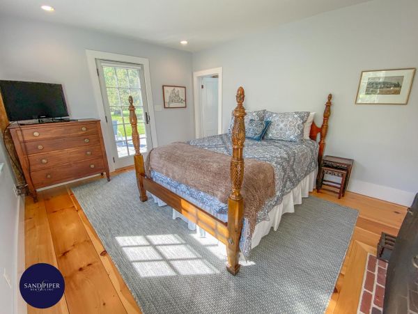Cape Cod Home 995273