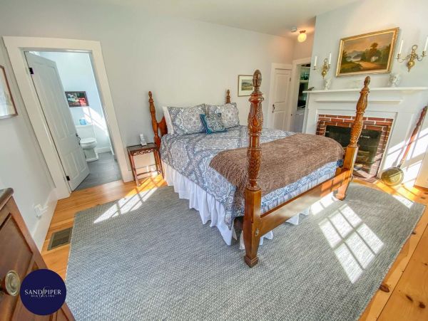 Cape Cod Home 995273