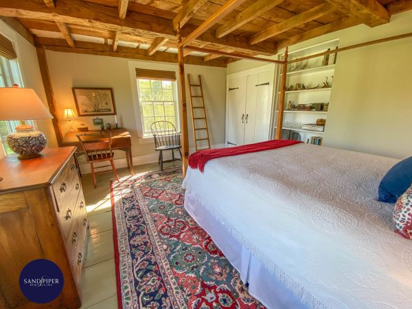 Cape Cod Home 995273