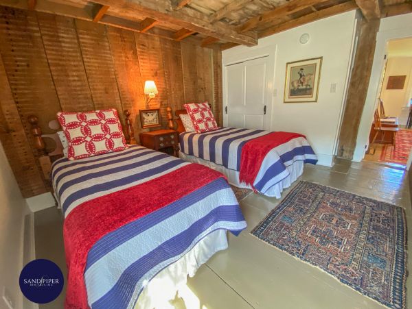 Cape Cod Home 995273
