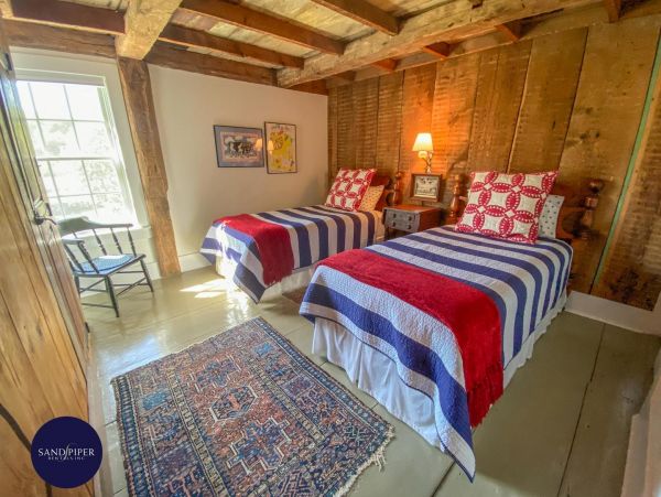 Cape Cod Home 995273