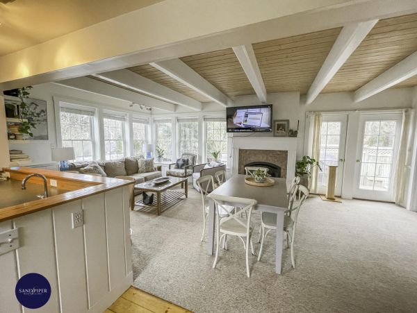 Cape Cod Home 995274