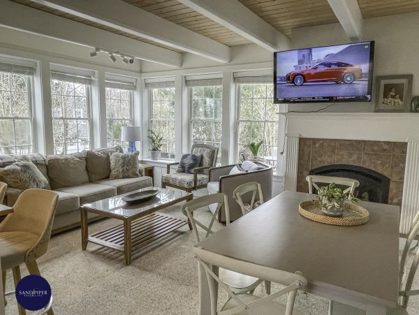 Cape Cod Home 995274