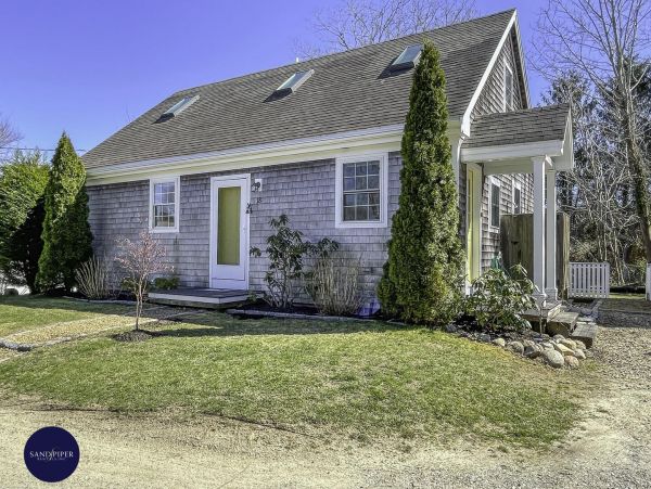 Cape Cod Home 995274