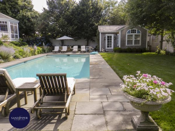 Cape Cod Home 995275