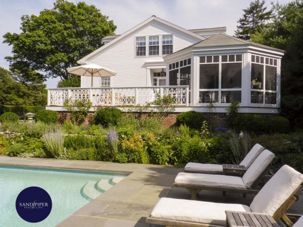 Cape Cod Home 995275
